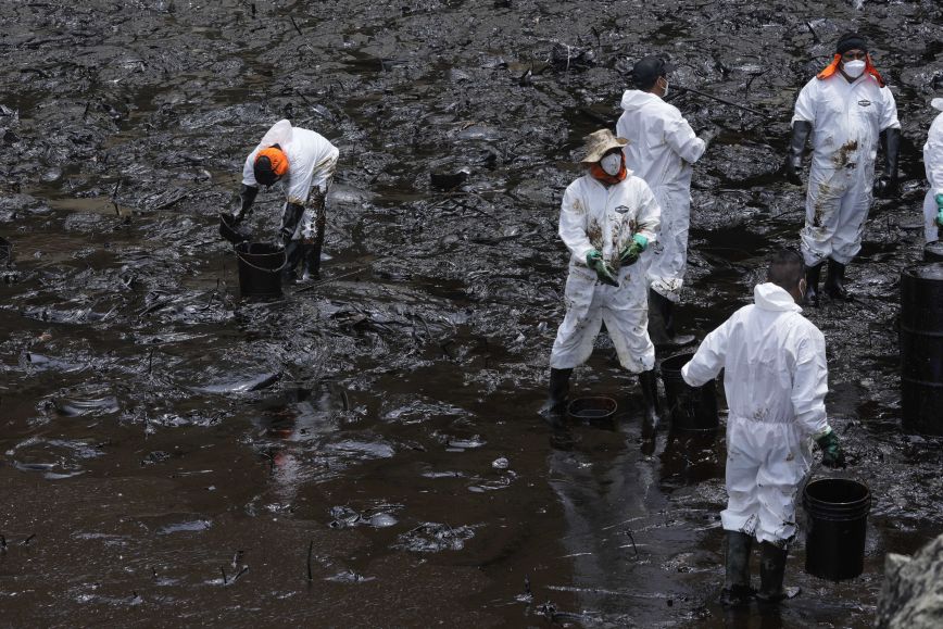 Περού: Συνεχίζεται ο καθαρισμός των ακτών από το πετρέλαιο