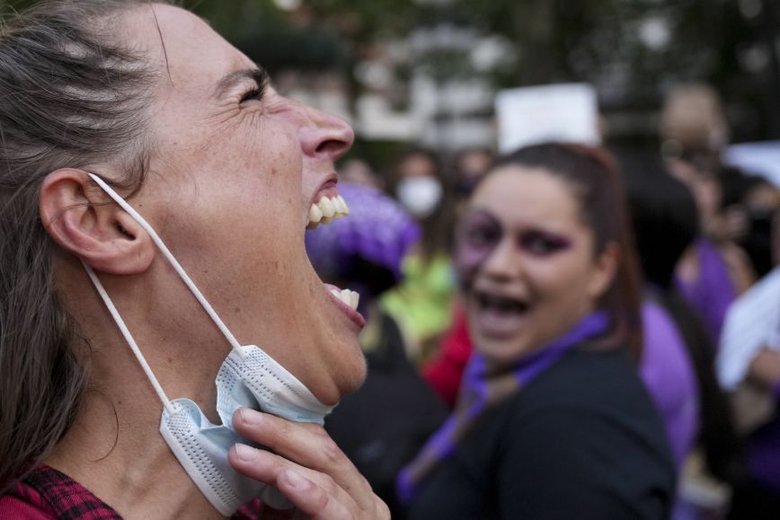 Ουρουγουάη: Χιλιάδες γυναίκες διαδηλώνουν κατά της «κουλτούρας βιασμού»