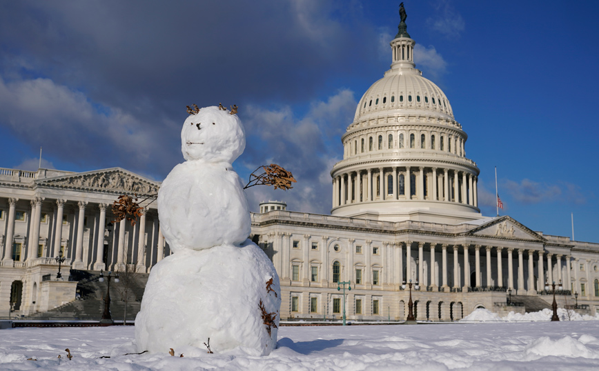 ΗΠΑ: Η χιονοθύελλα έχει ακυρώσει εκατοντάδες πτήσεις &#8211; Από τον Λευκό Οίκο έως τον Καναδά το χιόνι ξεπερνά τα 30 εκατοστά