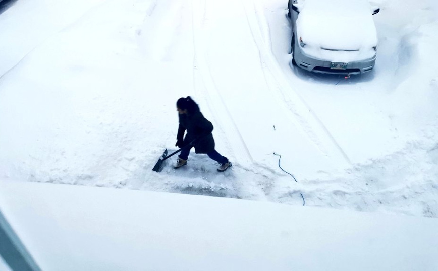 Πολιτικός ανέβασε φωτογραφία με τη γυναίκα του να καθαρίζει το χιόνι μετά από 12ωρη βάρδια – Ακολούθησε χαμός