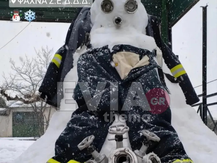 Εύβοια: Ο χιονάνθρωπος «πυροσβέστης» πλήρως εξοπλισμένος
