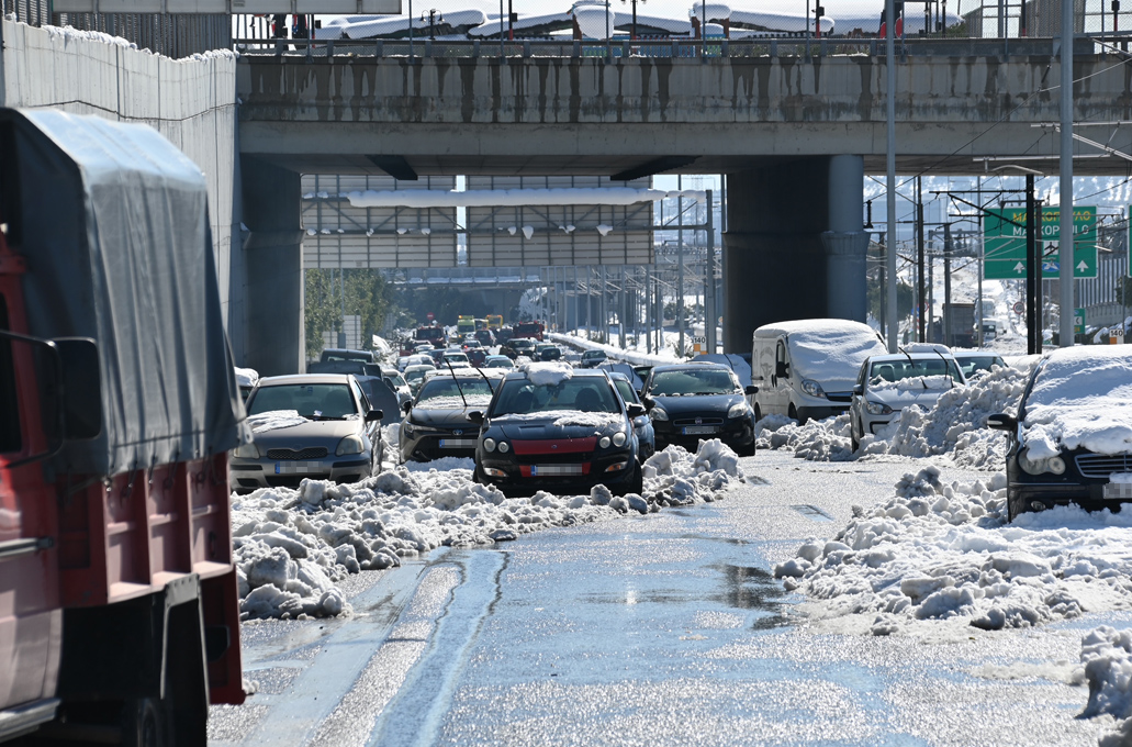 Χάος και σήμερα στην Αττική Οδό: Εκατοντάδες αυτοκίνητα παραμένουν κολλημένα στο χιόνι