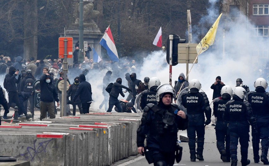 Επεισόδια σε μεγάλη διαδήλωση κατά των μέτρων για τον κορονοϊό στις Βρυξέλλες &#8211; Συμμετείχαν 50.000 άτομα