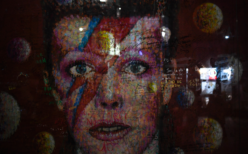 Βρετανία: Ο Ντέιβιντ Μπόουι είναι ο καλλιτέχνης με τις περισσότερες πωλήσεις δίσκων βινυλίου τον 21ο αιώνα