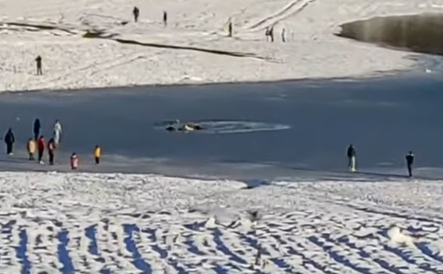 Λίμνη Πλαστήρα: Έκαναν βόλτα στην παγωμένη επιφάνεια και έσπασε