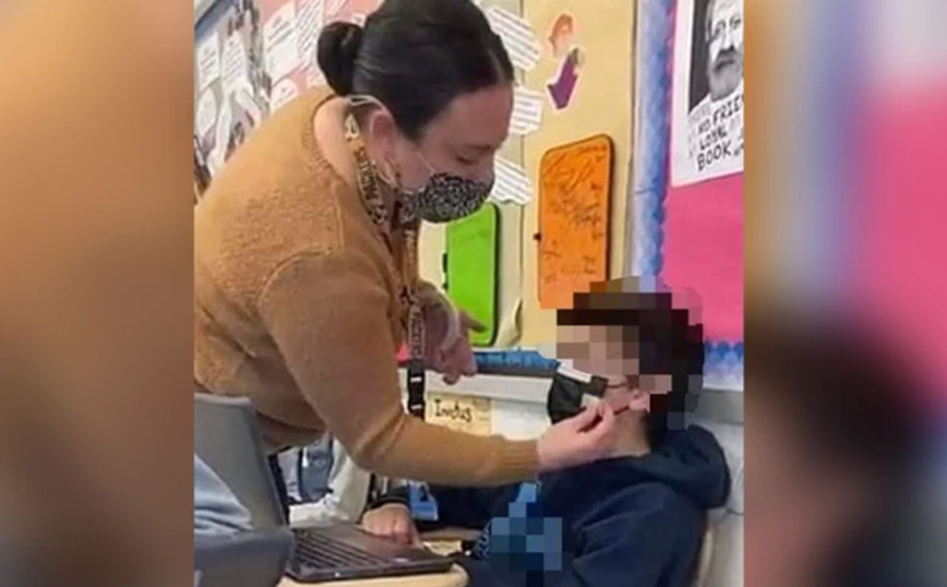 Σάλος με φωτογραφία δασκάλας να κολλά με ταινία μάσκα στο πρόσωπο μαθητή
