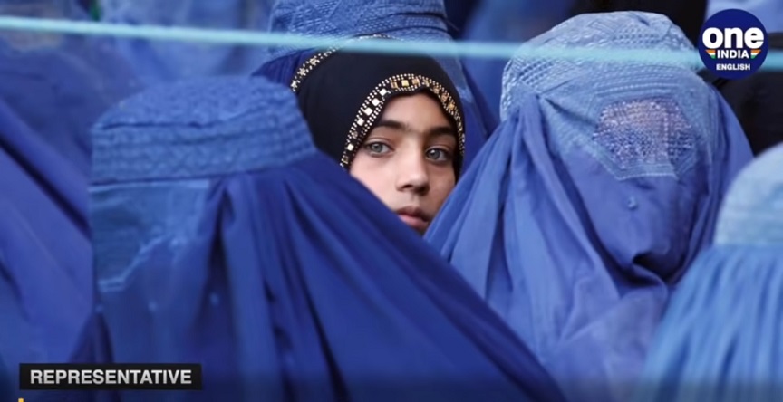 Αφγανιστάν: Με θάνατο απειλούν οι Ταλιμπάν Αφγανές εργαζόμενες σε ΜΚΟ, εάν δεν φορούν την μπούρκα