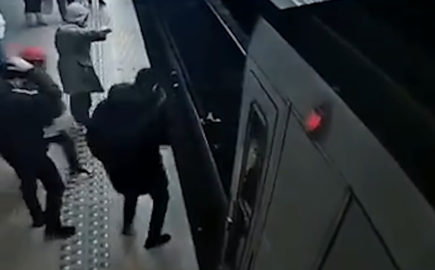 Σοκ στις Βρυξέλλες: Η στιγμή που άνδρας σπρώχνει γυναίκα στις ράγες λίγο πριν έρθει το μετρό