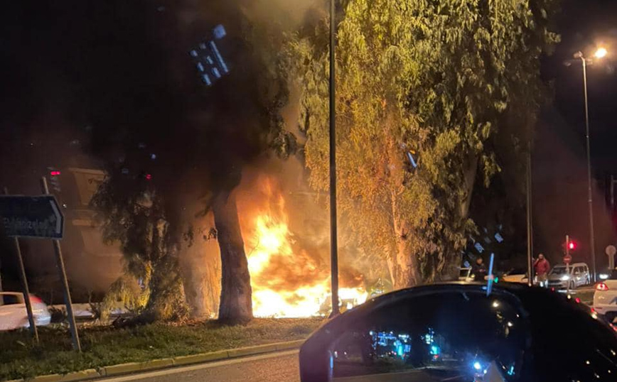 Τροχαίο τη Βούλα: Νεκρός ο αδερφός της βουλευτού Κατερίνας Μονογυιού &#8211; Εικόνες από τη Ferrari που τυλίχθηκε στις φλόγες