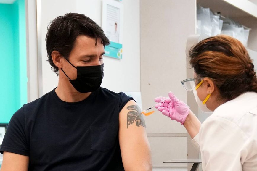 Το τατουάζ του Τζάστιν Τριντό που αποκαλύφθηκε κατά τον εμβολιασμό του