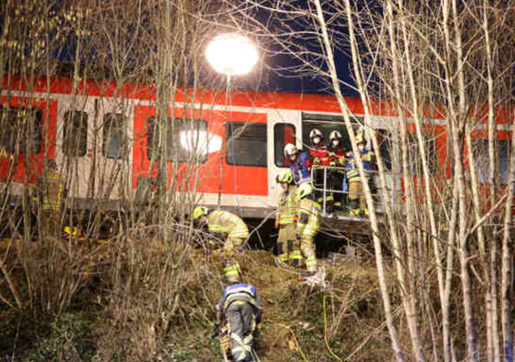 Σύγκρουση τρένων στη Γερμανία: Ένας νεκρός, εγκλωβισμένοι και δεκάδες τραυματίες &#8211; Οι πρώτες εικόνες