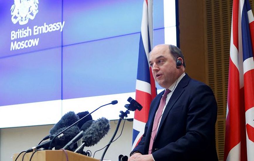 Βρετανία: Ο υπουργός εξωτερικών της χώρας διέκοψε τις διακοπές του και επέστρεψε στη χώρα