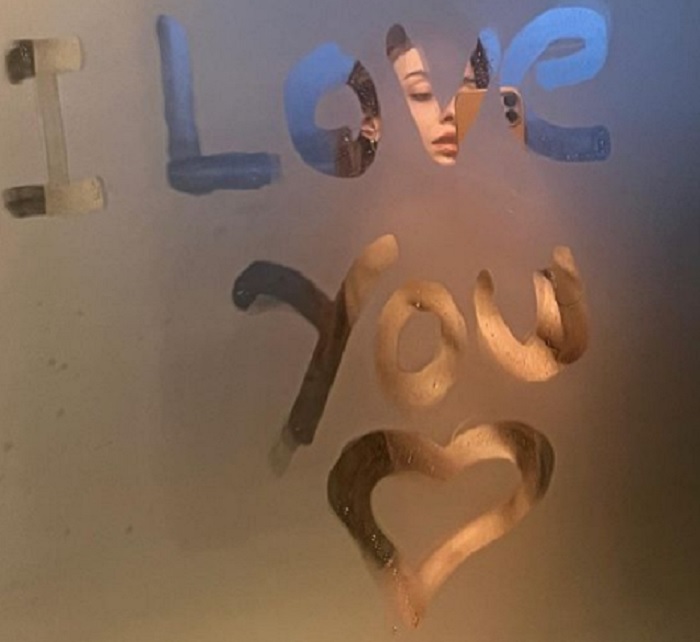 Ελένη Φουρέιρα: Πόζαρε γυμνή στο μπάνιο και έστειλε μήνυμα αγάπης για την ημέρα του Αγίου Βαλεντίνου