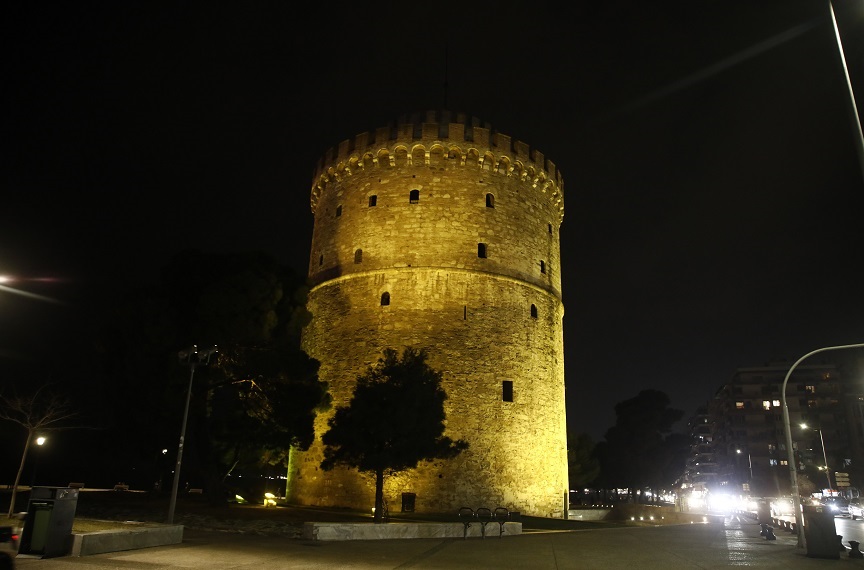 Θεσσαλονίκη: Στα κίτρινα φωταγωγήθηκε ο Λευκός Πύργος