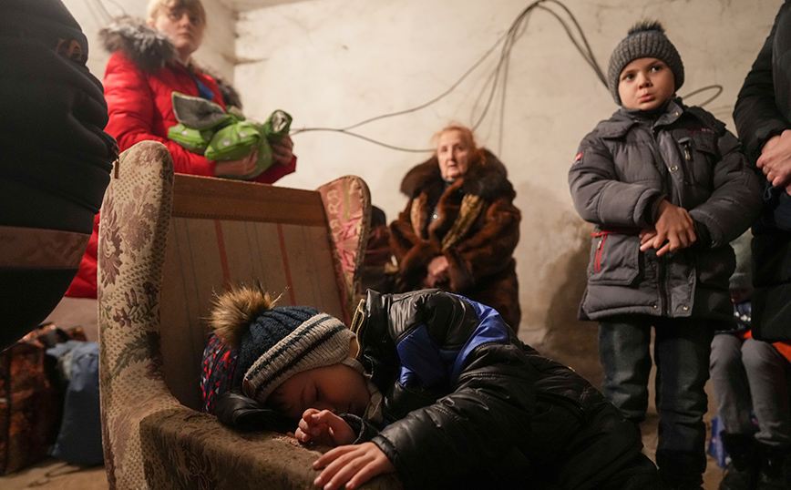 Εισβολή στην Ουκρανία: Συγκλονίζουν οι εικόνες από τα καταφύγια &#8211; Δύσκολη νύχτα και φόβοι για νέο μπαράζ βομβαρδισμών