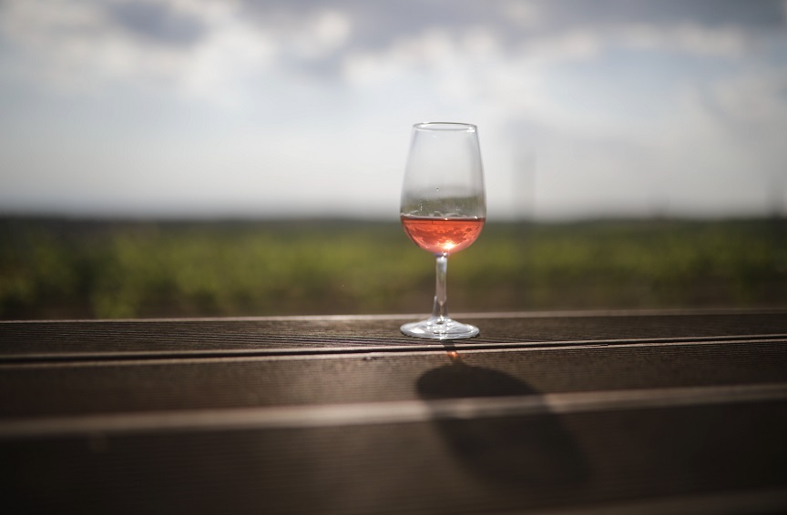 Δανία: Η ιστορία της κάβας που προσπαθεί να μάθει στη χώρα το ελληνικό κρασί