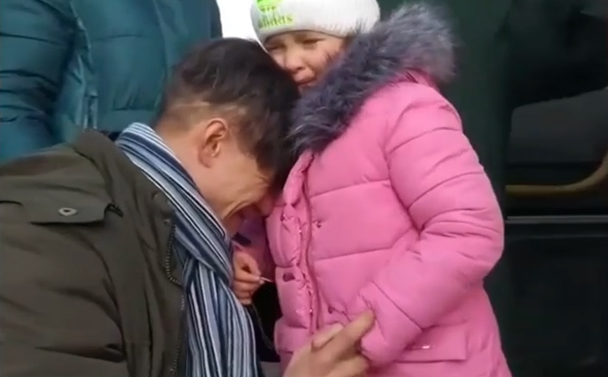 Εισβολή στην Ουκρανία: Σπαρακτικός αποχωρισμός πατέρα από την κόρη του