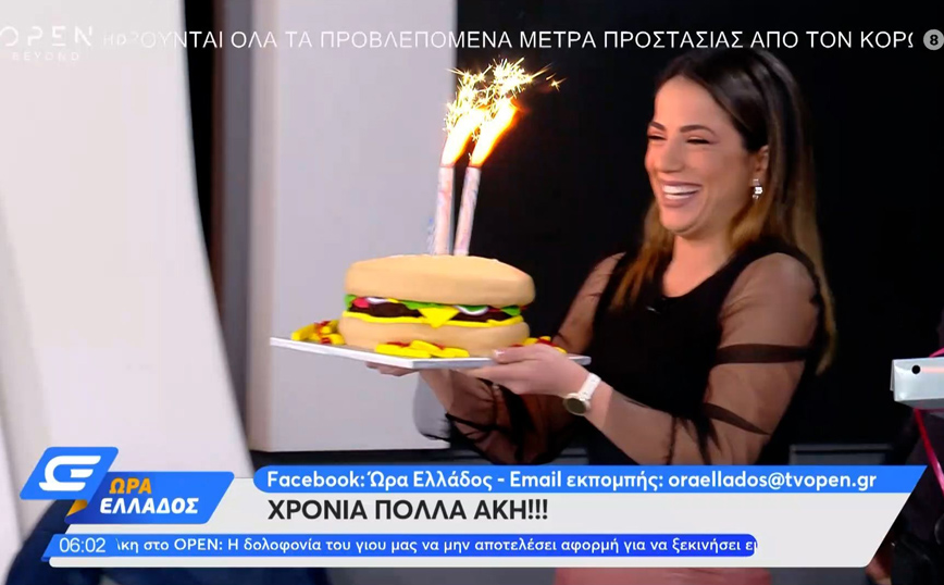 O Άκης Παυλόπουλος έχει γενέθλια &#8211; Η έκπληξη στον αέρα και η τούρτα υπερπαραγωγή