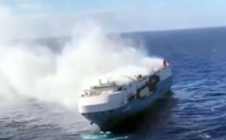 Πορτογαλία: Τυλίχτηκε στις φλόγες πλοίο που μετέφερε πολυτελή VW και Porsche