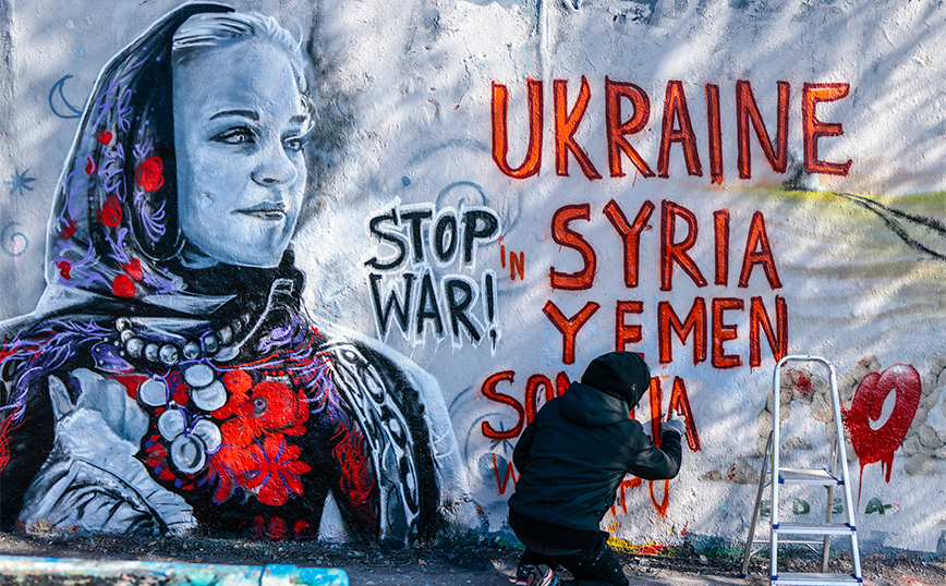 Η γυναίκα από την Ουκρανία με το δυνατό βλέμμα σε τοίχο του Βερολίνου &#8211; «Σταματήστε τον πόλεμο»