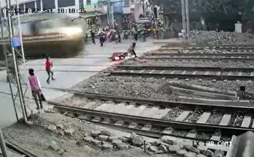 Μοτοσικλετιστής κολλάει στις γραμμές και γλιτώνει από το τρένο για δευτερόλεπτα &#8211; Βίντεο που κόβει την ανάσα