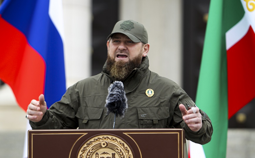 Ο Τσετσένος ηγέτης Ραμζάν Καντίροφ δηλώνει περήφανος για τον γιο του που ξυλοκόπησε έναν κρατούμενο φυλακών