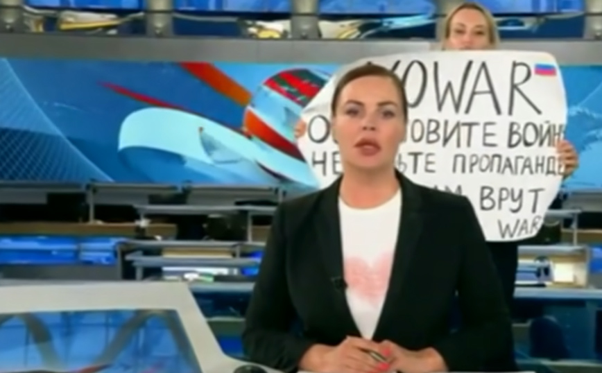 Πεσκόφ για διαδηλώτρια που εισέβαλε στη ρωσική τηλεόραση με αντιπολεμικό πλακάτ: «Είναι χουλιγκανισμός»