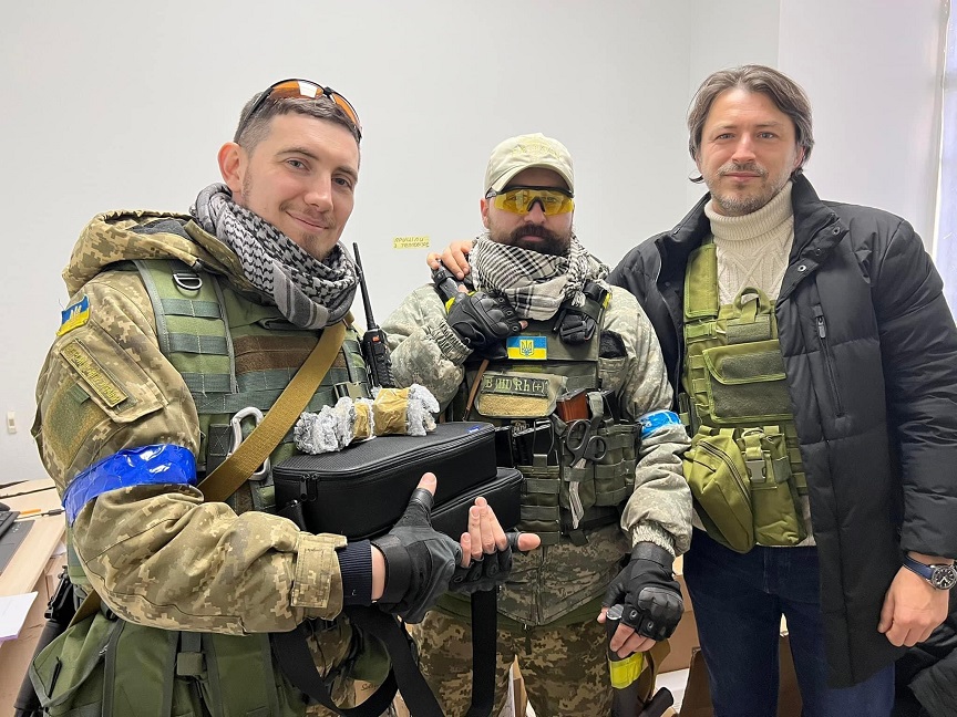 Πόλεμος στην Ουκρανία: Οι δωρεές στηρίζουν τον ουκρανικό στρατό – Φάρμακα, όπλα, drones κι αυτοκίνητα