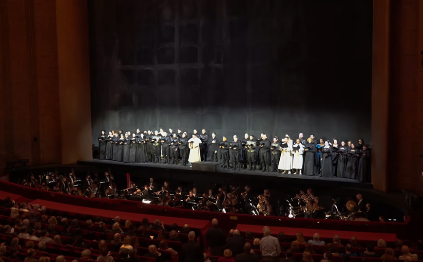 Ρίγη συγκίνησης &#8211; Η Μητροπολιτική Όπερα της Νέας Υόρκης τραγούδησε τον εθνικό ύμνο της Ουκρανίας