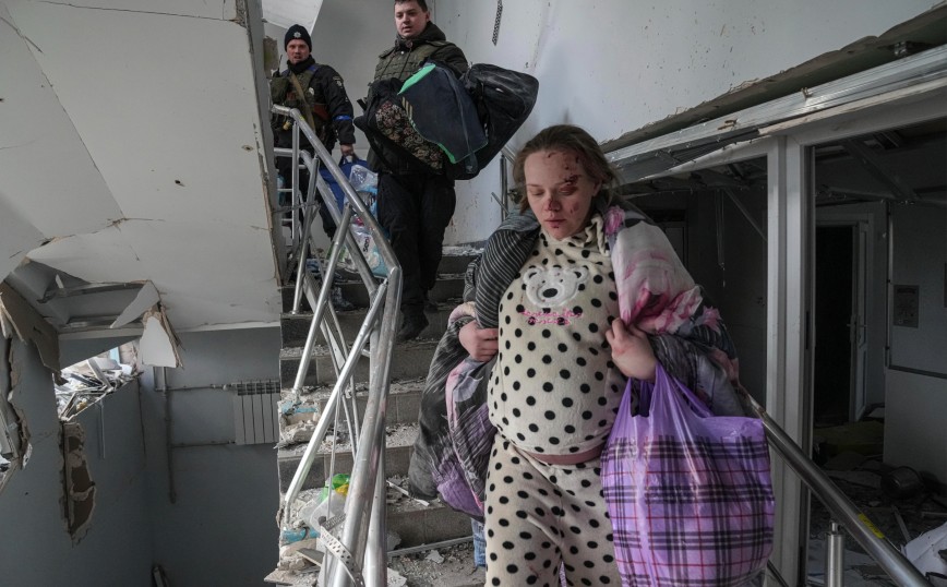 Βομβαρδισμός μαιευτηρίου στη Μαριούπολη: «Ηθοποιός η έγκυος με τα αίματα» λέει η ρωσική πρεσβεία στη Βρετανία