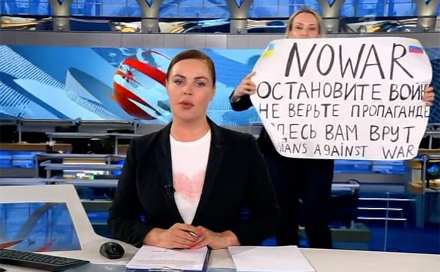 Χαμός σε ρωσικό κανάλι: Εργαζόμενη εισέβαλε στο δελτίο με πλακάτ «Όχι στον πόλεμο»