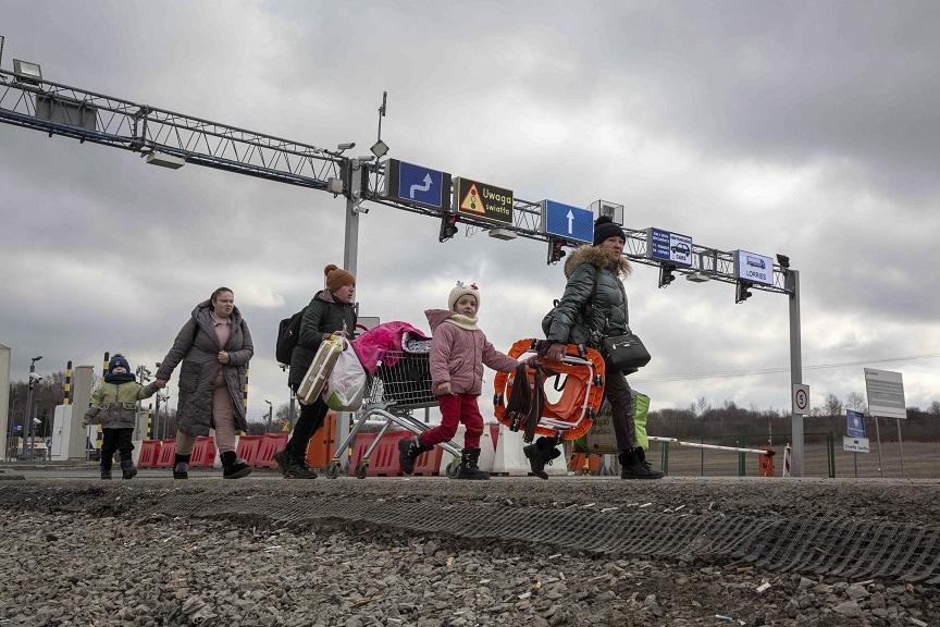 Πόλεμος στην Ουκρανία: Στα σύνορα, φόβος και αλληλεγγύη για χιλιάδες πρόσφυγες που περιμένουν ακόμη να περάσουν στην Πολωνία