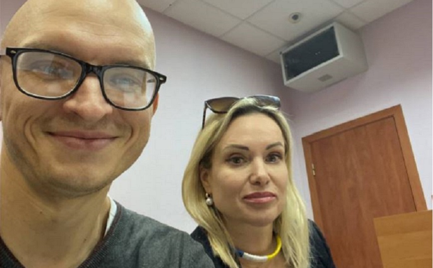 Μαρίνα Οβσιάνικοβα: Η Ρωσίδα δημοσιογράφος με το αντιπολεμικό πανό είπε «όχι» στη χορήγηση ασύλου στη Γαλλία