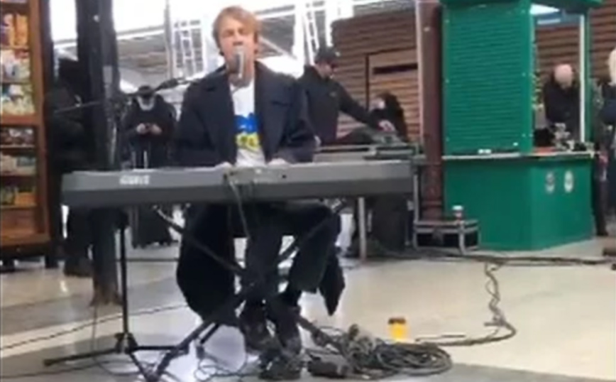 Ο Τομ Οντέλ τραγουδά το Another Love για τους Ουκρανούς πρόσφυγες σε σταθμό τρένου στο Βουκουρέστι