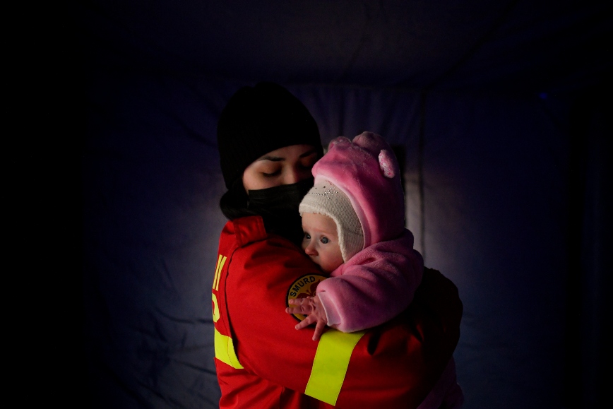 Πόλεμος στην Ουκρανία: Νοσηλεύτρια δεν μπορεί να δει τα δικά της παιδιά αλλά φροντίζει μωρά από παρένθετες μητέρες
