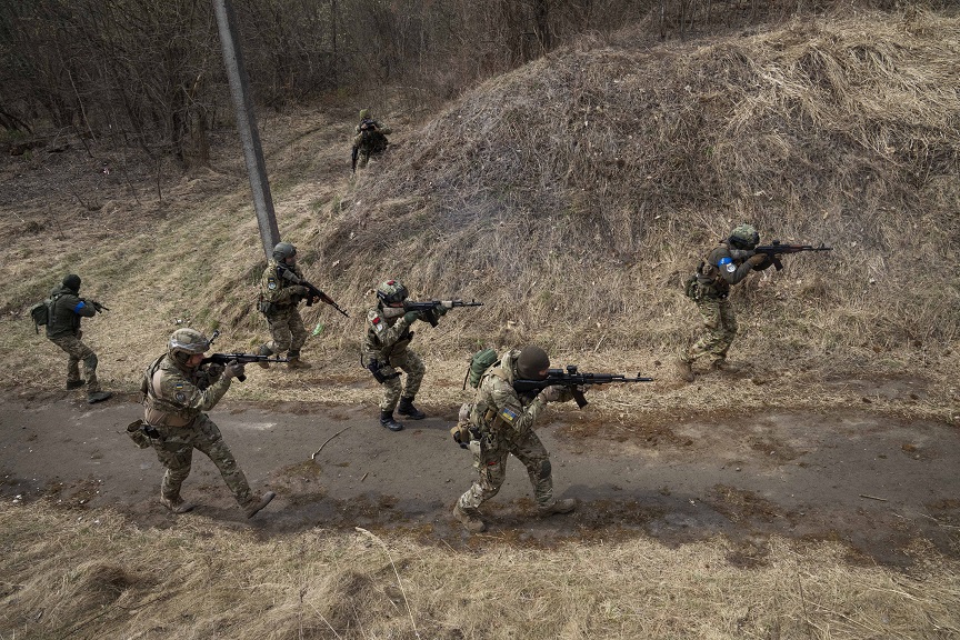Πόλεμος στην Ουκρανία: Η Ρωσία ανασυντάσσει τα στρατεύματά της, δεν τα αποσύρει, λέει ο Λευκός Οίκος