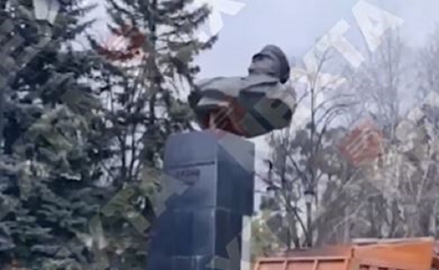 Πόλεμος στην Ουκρανία: Γκρέμισαν προτομή του Στρατάρχη Ζούκοφ και το πέταξαν στα σκουπίδια