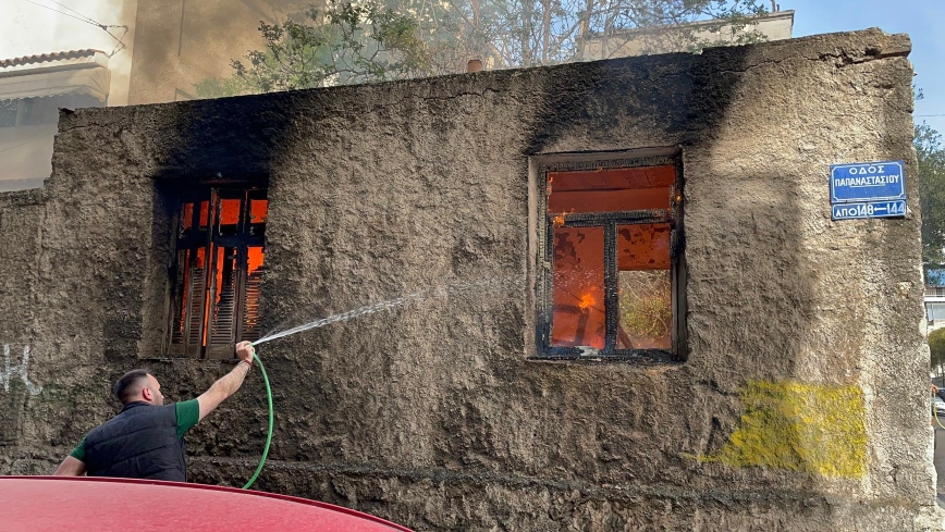 Φωτιά τώρα σε εγκαταλελειμμένο σπίτι στα Κάτω Πατήσια