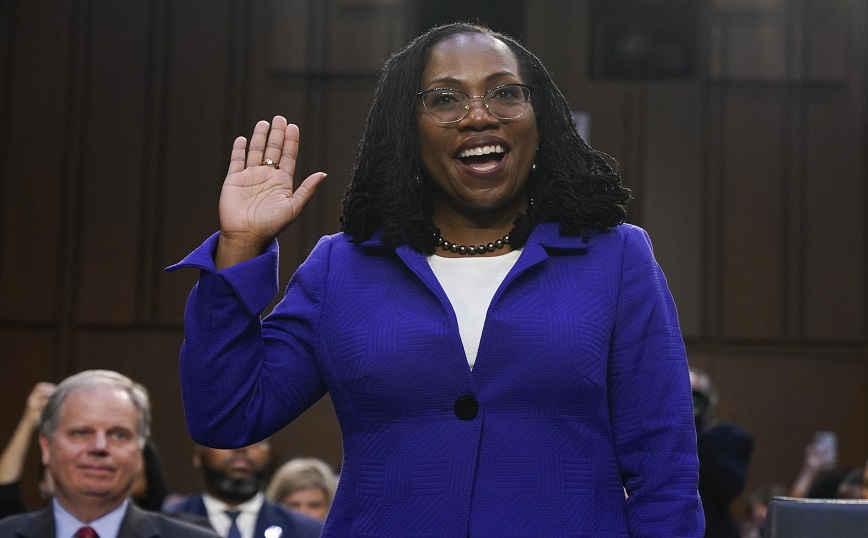 Ιστορική απόφαση στις ΗΠΑ: Ορκίστηκε η πρώτη μαύρη γυναίκα δικαστής του Ανωτάτου Δικαστηρίου