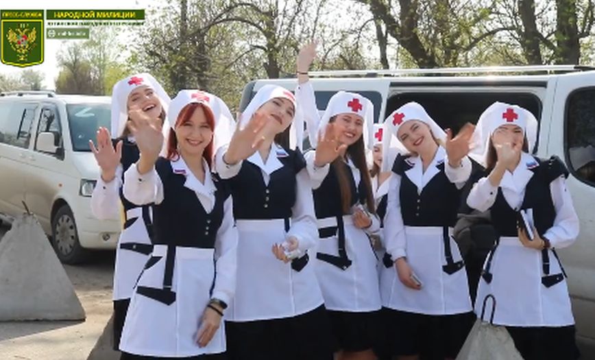 Οι Ρωσίδες «μαζορέτες της εισβολής» στην Ουκρανία &#8211; Προπαγανδιστικό σόου με γυναίκες ντυμένες νοσοκόμες στο Λουχάνσκ