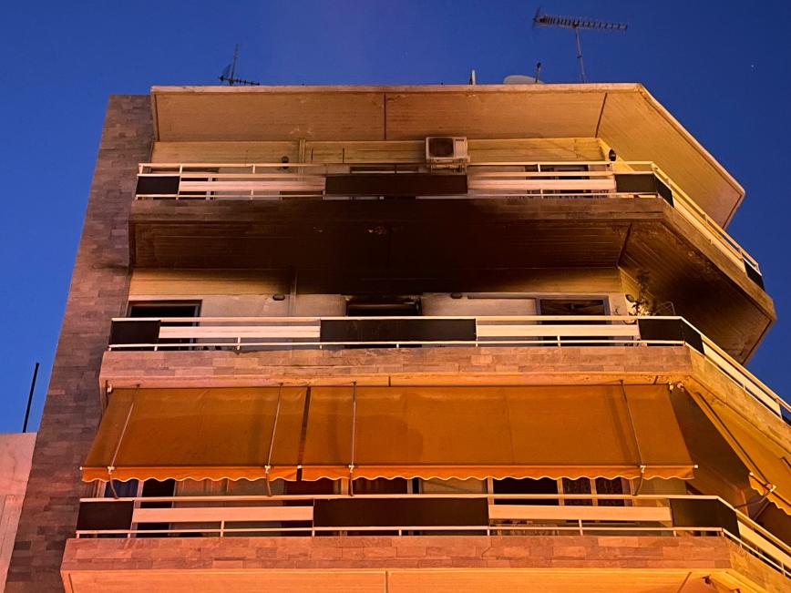 Φωτιά τώρα σε διαμέρισμα στον Νέο Κόσμο: Απεγκλωβίστηκε μία γυναίκα με γερανό