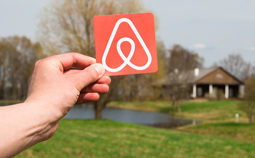 Η Airbnb πρέπει να ενημερώνει τις φορολογικές αρχές για τις μισθώσεις και να παρακρατεί φόρο