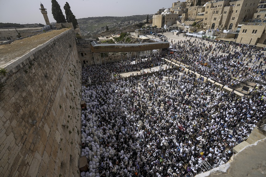 Ισραήλ: Χιλιάδες πιστοί στο Τείχος τον Δακρύων για το Εβραϊκό Πάσχα