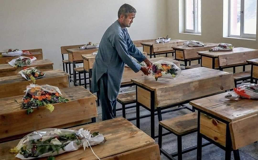 Αφγανιστάν: Άφησαν λουλούδια στα θρανία παιδιών που σκοτώθηκαν από έκρηξη