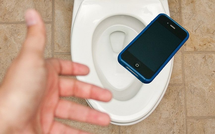 ΗΠΑ: Γυναίκα έπεσε με το κεφάλι σε τουαλέτα προσπαθώντας να πιάσει το κινητό της