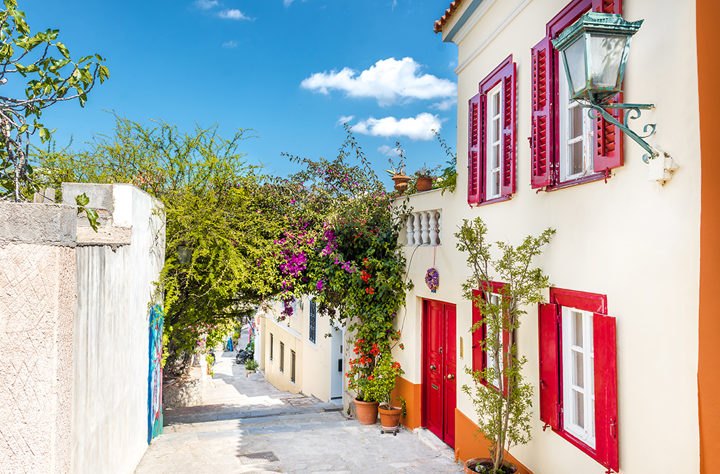 Πλάκα: Σεργιάνι σε μία από τις πιο όμορφες, γραφικές και ιστορικές γειτονιές της Αθήνας