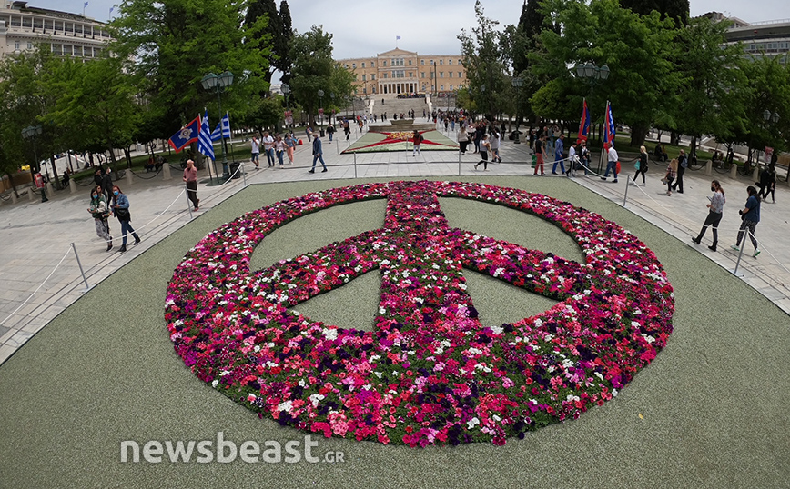 Γέμισε λουλούδια το Σύνταγμα: Ένα τεράστιο σήμα της Ειρήνης στήθηκε στην πλατεία