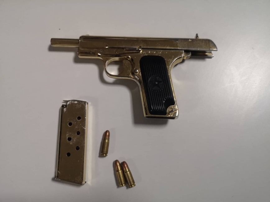 Ομόνοια: Συνελήφθη 20χρονος με φιξάκια κάνναβης και… χρυσό πιστόλι