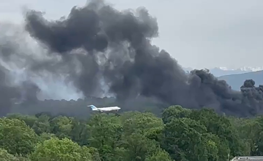Μεγάλη φωτιά κοντά στο αεροδρόμιο της Γενεύης &#8211; Αεροπλάνο πέρασε δίπλα από τους μαύρους πυκνούς καπνούς