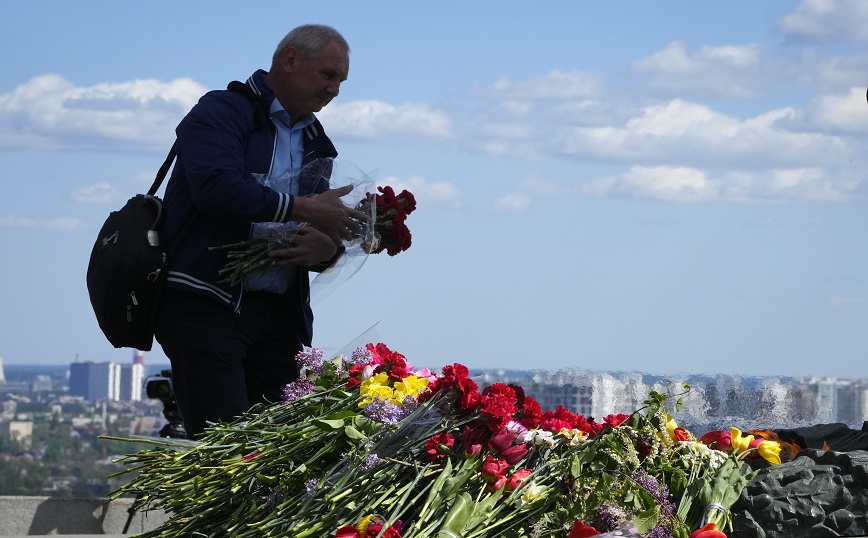 «Δεν είμαστε Ναζί» απαντούν στον Βλαντιμίρ Πούτιν οι Ουκρανοί, τιμώντας την Ημέρα της Νίκης